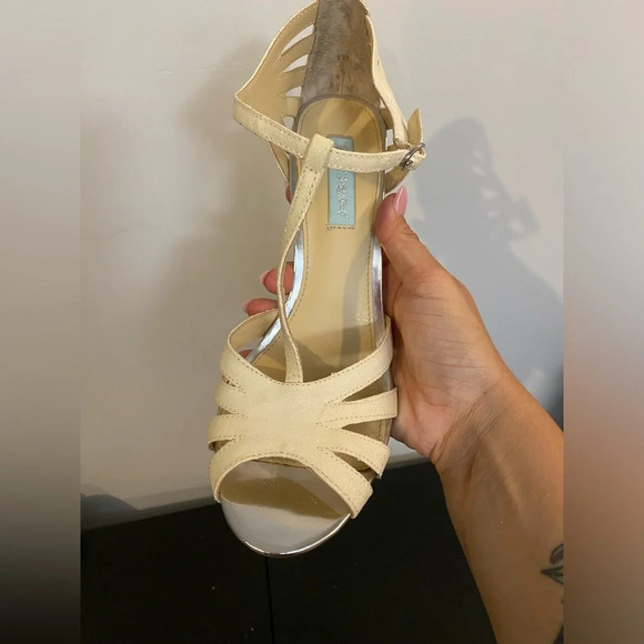 Betsey Johnson cream glitter heels with t strap and buckle closure 9.5 wedding - Picture 3 of 13
